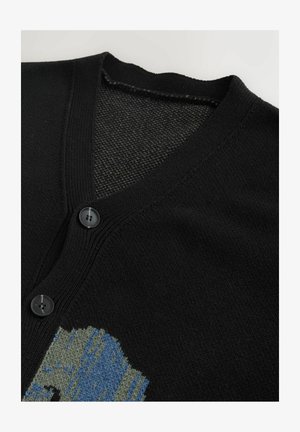 Čierny kardigán s výstrihom do V, dvoma čiernymi gombíkmi a textúrovaným dizajnom s modrými a zelenými vzormi na prednej strane.