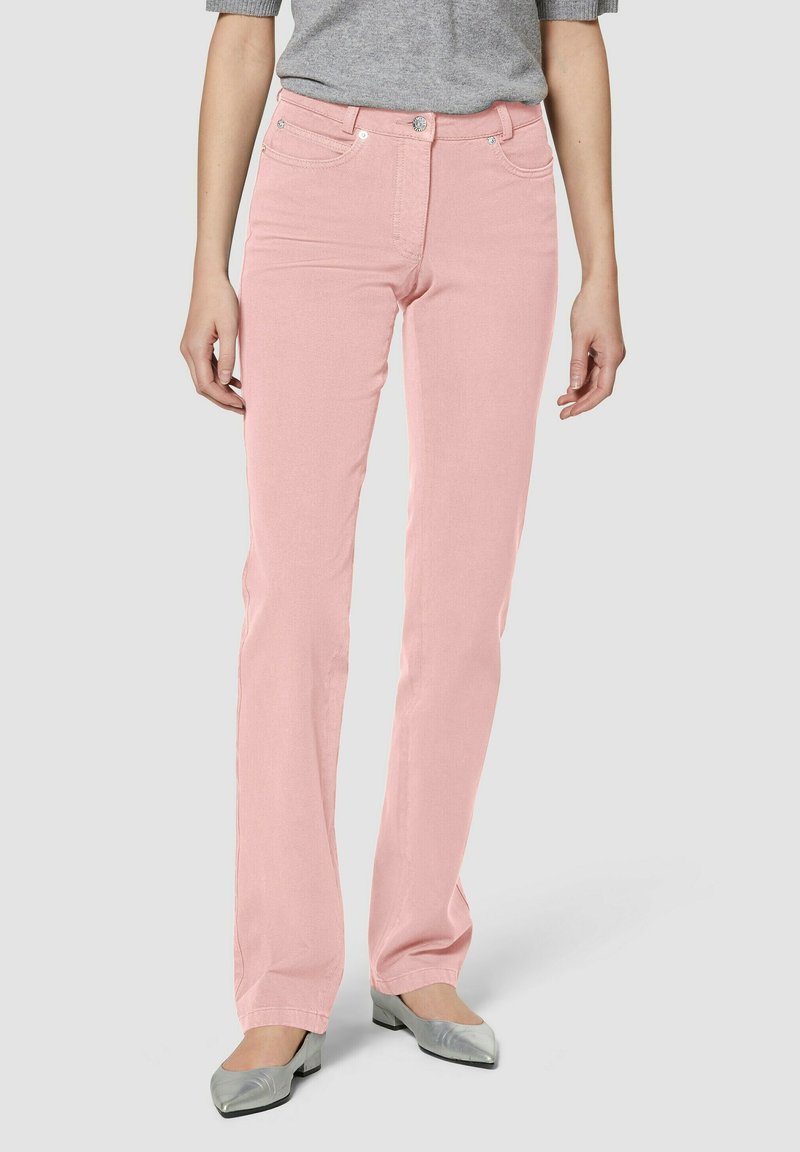 Helle rosa Jeans mit geradem Bein, fünf Taschen, Knopfverschluss und leichtem Stretch, getragen mit einem grauen Oberteil und silbernen Ballerinas.