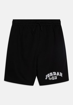 Pantaloni corti neri con vita elasticizzata e cordino; presentano la scritta bianca "JORDAN" e il logo ricamato nell'angolo in basso a sinistra.