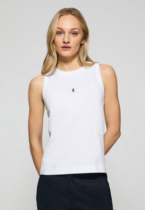Top bianco senza maniche con collo rotondo e un piccolo logo scuro sul petto. Realizzato in un morbido mix di cotone con una vestibilità comoda.