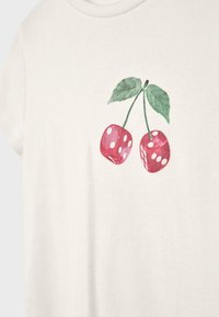T-shirt bianco con una grafica di due ciliegie rosse con punti bianchi e foglie verdi, stampata su un morbido tessuto di cotone.