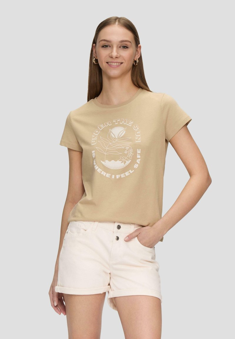 T-shirt à manches courtes beige avec un imprimé graphique blanc représentant des fleurs et du texte. Associé à un short roulé rose clair. Texture lisse.
