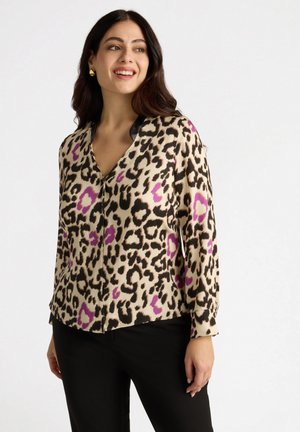 Blusa de estampado de leopardo con acentos morados, mangas largas, escote en V y cuello negro. Hecha de una tela suave, terminada con detalles de botones.