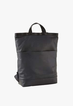 Zaino rettangolare nero con manico superiore, tasca anteriore e logo "J!" inciso in rilievo in basso a destra.