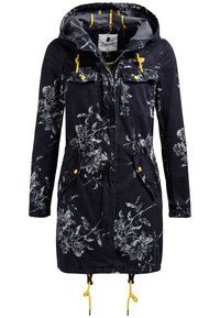 Námořnický květinový parka s kapucí, která má žluté šňůrky, přední kapsy a lehký materiál s matným povrchem.