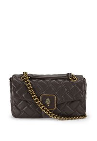 Brązowa pikowana skórzana torebka na ramię z złotym łańcuszkowym paskiem i zapięciem z przodu ozdobionym dekoracyjnym motywem muszli.