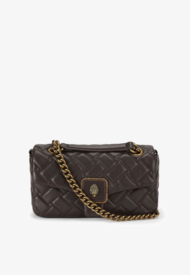 Brązowa pikowana skórzana torebka na ramię z złotym łańcuszkowym paskiem i zapięciem z przodu ozdobionym dekoracyjnym motywem muszli.