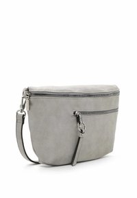 Clutch bag in suede grigia con zip superiore, una tasca frontale con zip e una tracolla staccabile con dettagli in metallo argentato.