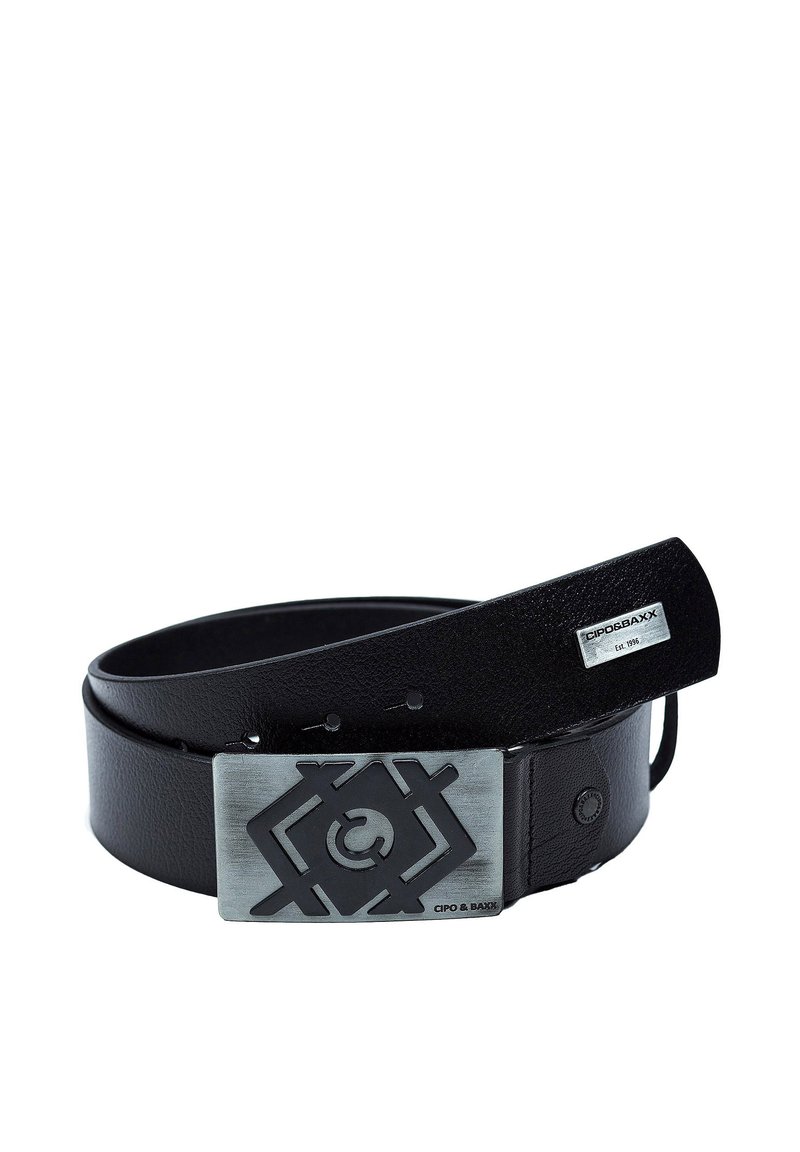 Zwarte leren riem met een matte zilveren rechthoekige gesp die een geometrisch patroon en logo heeft. Aanpasbaar met meerdere gaatjes.