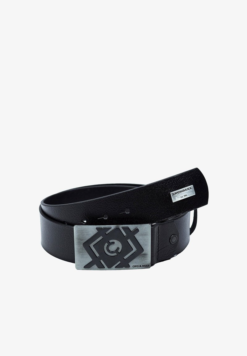 Zwarte leren riem met een matte zilveren rechthoekige gesp die een geometrisch patroon en logo heeft. Aanpasbaar met meerdere gaatjes.