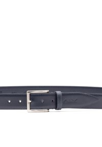 Cintura in pelle blu navy con fibbia in metallo argentato, caratterizzata da cuciture a contrasto e cinque perforazioni per la regolazione. Dettaglio logo inciso.