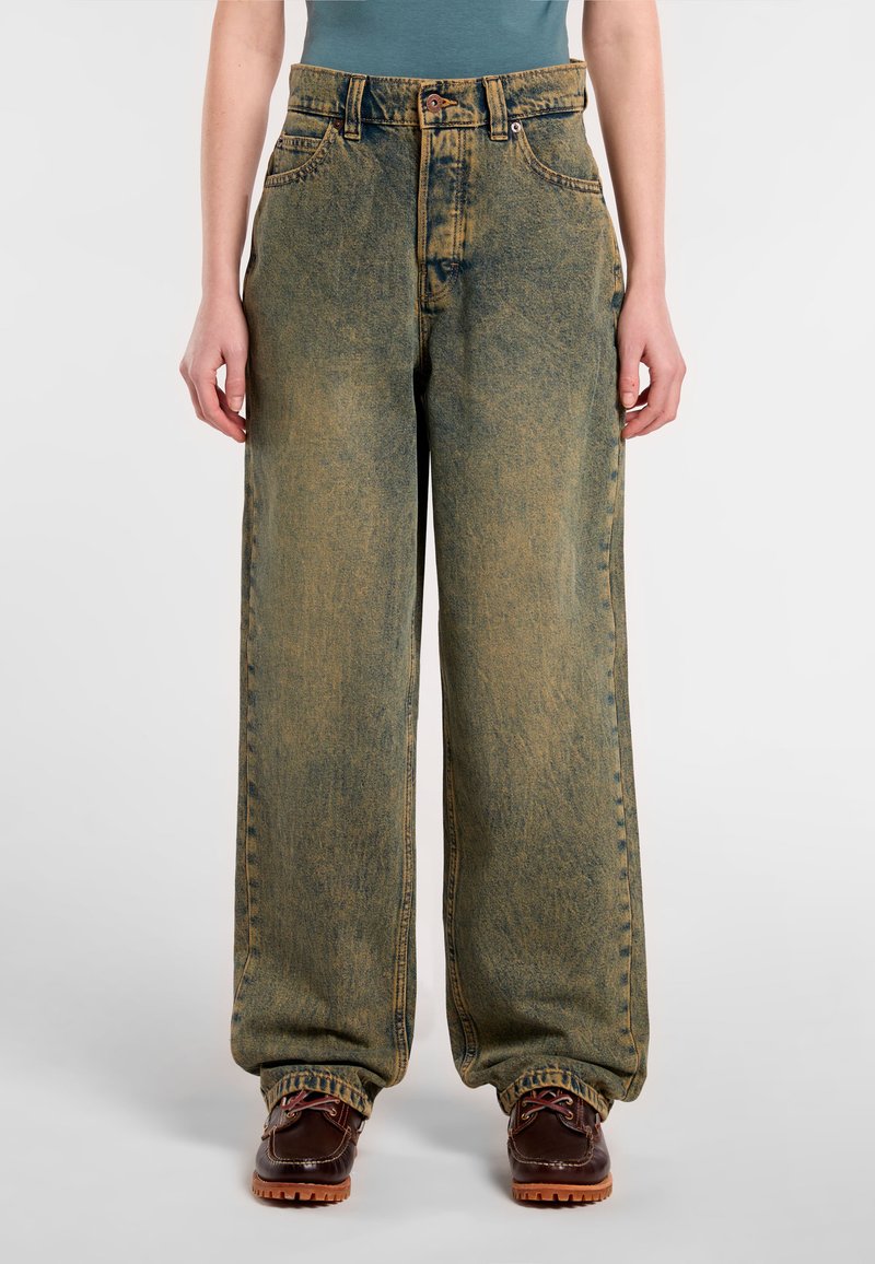 Breda jeans i blekt blått med subtila slitningar. Har hög midja, bälteshällor och klassisk femfickdesign.