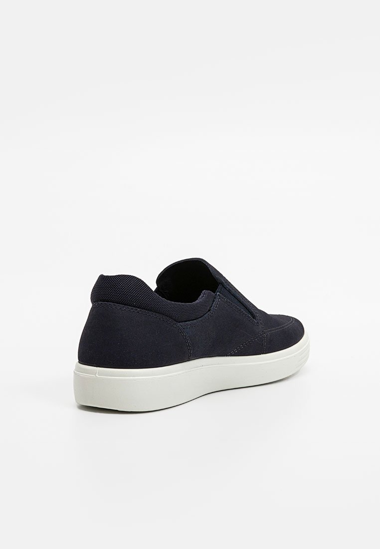 Marina slip-on skor med en mjuk mocka ovandel, elastiska sidopaneler och en vit gummisul. Har minimalt med sömmar och en rundad tå.