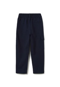 Marineblauwe joggingshorts met een elastische tailleband, zijcargo zak en een gladde textuur. Ontworpen voor comfort en functionaliteit.