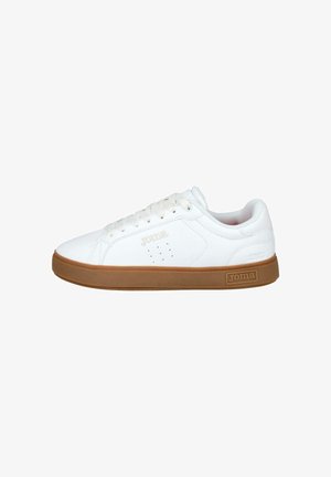 Zapatilla blanca de corte bajo con cordones beige y suela de goma, detalles perforados y logo "Joma" en el lateral y el talón.