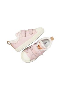 Zapatillas de color rosa claro con dos correas ajustables, suelas de goma blanca y forro de piel sintética. Incluye una pequeña etiqueta en tono marrón claro en el talón.