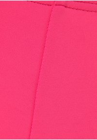Tessuto rosa brillante con una superficie liscia, caratterizzato da cuciture angolate e dettagli di cucitura a contrasto, che evidenziano un design pulito e moderno.
