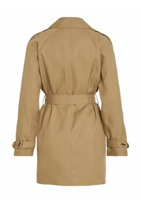 Beige trench coat med bälte i midjan, axelkappar och knäppta manschetter. Slät tyg, midja-längd och enkel design.