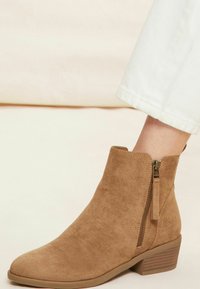 Friends Like These SIDE ZIP LOW HEEL - Kotníkové boty - brown