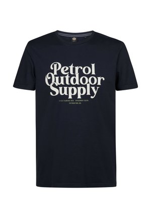 Sötétkék pamut póló rövid ujjú, nagyméretű fehér felirattal, amelyen a "Petrol Outdoor Supply" felirat olvasható, és további szöveg található alatta.