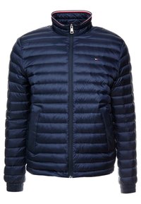 Granatowa kurtka puchowa z stójką, poziomym przeszyciem, przednim zamkiem błyskawicznym oraz bocznymi kieszeniami i elastycznymi mankietami.