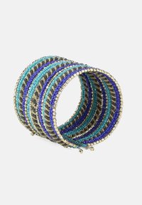 Armbandet är pyntat med turkosa, blå och lila pärlor, varvade med gyllene accenter, och har en lager-på-lager, spiralformad design.