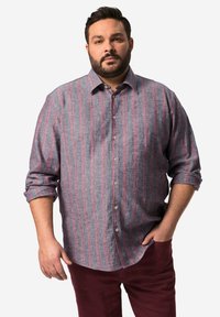 Grijze en rode gestreepte langemouwen shirt met knoopsluiting, opgerolde mouwen en een relaxte pasvorm. De stof lijkt textuur te hebben en is lichtgewicht.