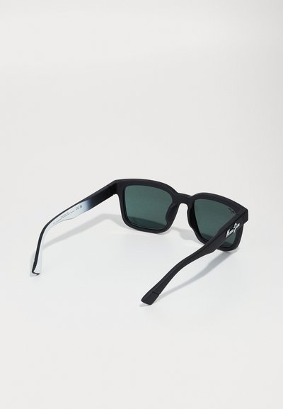 Ochelari de soare negri cu lentile rectangulare, nuanță verde închis. Ramă cu finisaj mat, brațe subțiri, detaliu de accent alb pe o parte.