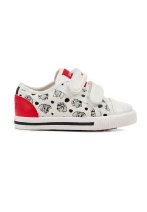 Sneakers bianchi in tela con pois neri, caratterizzati da illustrazioni di cuccioli. Accento rosso sul tallone, due cinturini in Velcro e una suola in gomma texture.