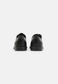 Pier One Elegantni čevlji z vezalkami - black