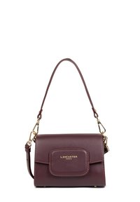 Borsa a mano in pelle bordeaux scuro con hardware dorato, tracolla staccabile e "Lancaster Paris" impresso sulla tasca anteriore con patta.