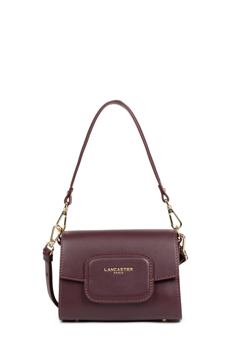 Borsa a mano in pelle bordeaux scuro con hardware dorato, tracolla staccabile e "Lancaster Paris" impresso sulla tasca anteriore con patta.
