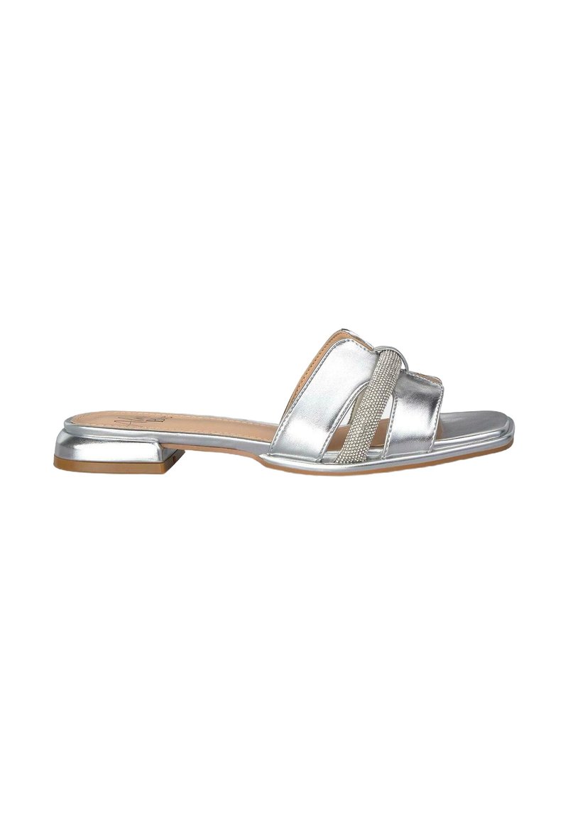 Metalen zilveren slide sandalen met een lage blokhak, twee brede banden met een gestructureerde band en een glad, gebogen voetbed.
