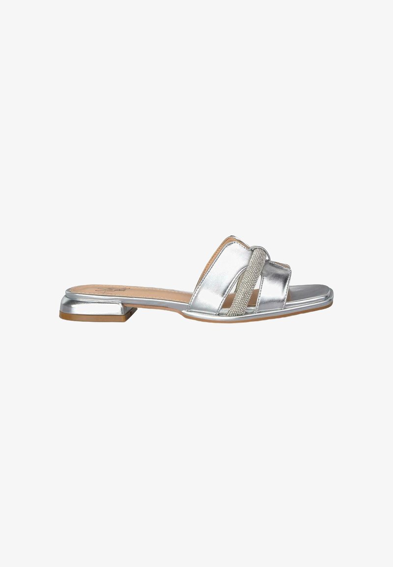 Metalen zilveren slide sandalen met een lage blokhak, twee brede banden met een gestructureerde band en een glad, gebogen voetbed.