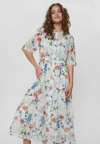 Lillelillene maksikleid, mis on valmistatud valgest läbipaistvast kangast, millel on erinevad värvilised lilled, nööpidega esiosa, lühikesed varrukad ja eemaldatav vöö.