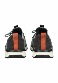 Scarpe sportive in tessuto grigio con suola nera, dotate di un accento arancione sul tallone e lacci grigi. Superficie testurizzata con un design moderno.