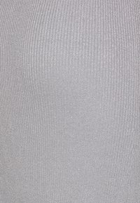 Tejido de punto gris con una textura acanalada. El material tiene un brillo sutil, creando una apariencia suave y uniforme.