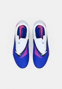 Μπλε και άσπρα αθλητικά παπούτσια με υφασμένο επάνω μέρος, με ροζ λεπτομέρειες και μαύρη σόλα. Διαθέτουν λευκά κορδόνια και χαμηλό προφίλ σχεδίασης.