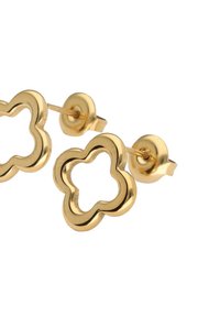 Goldene Steckohrringe mit einem floralen Design und einem ausgeschnittenen Zentrum. Die Ohrringe haben eine glatte, polierte Oberfläche und sind rund geformt.