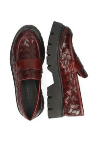Bordowe, plecione skórzane mokasyny z grubą czarną gumową podeszwą i paskiem na podbiciu. Teksturowany wzór na górnej powierzchni.