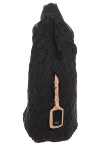 Sac à main en tricot noir avec un motif de câble texturé, équipé d'une bandoulière en cuir et d'une étiquette plaquée or affichant le logo UGG.
