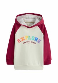 Mikina s kapucňou s bielym telom a maroon raglánovými rukávmi. Obsahuje viacfarebný vyšitý nápis "EXPLORUJ" a predné klokanie vrecko.