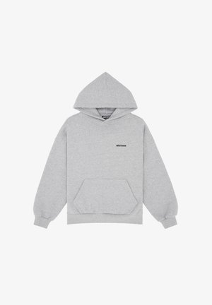 Grå hættetrøje med en frontlomme og en stor hætte. Har et lille sort logo på brystet. Lavet af blødt, tekstureret stof.
