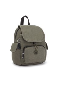 Mini ryggsäck i olivgrön, tillverkad av strukturerad textil, med lapplås, framficka med dragkedja, sidofickor och en nyckelringaccessoar.