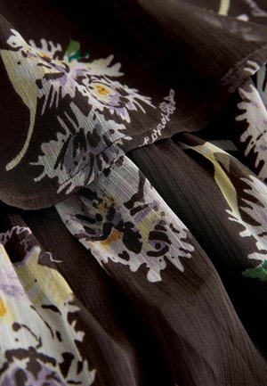 Bloemmotief stof in donkerbruin, met lichtpaarse en gele accenten. Zachte textuur met gelaagd, vloeiend ontwerp.