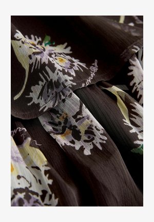 Tumši brūns audums ar ziedu rakstu, rotāts ar gaiši violetiem un dzelteniem akcentiem. Mīksta tekstūra ar slāņotu, plūstošu dizainu.