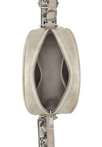 Beige Wildlederhandtasche mit einem Reißverschluss, ausgestattet mit einem gemusterten Tragegurt. Das Innere besteht aus glattem Stoff, was die kompakte, runde Form betont.