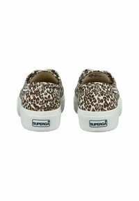 Sneakers in tela con stampa leopardata, con suole e dettagli in gomma bianca. Design slip-on senza lacci; presenta il logo sul tallone.