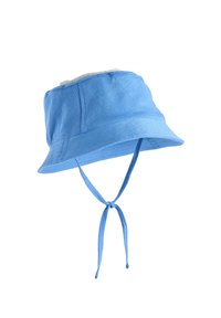 Svetlo modra bombažna kapica s širokim robom, nastavljivimi vezalkami za brado in mehkobo, teksturirano notranjo podlogo za udobje.