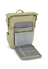 Zaino khaki con chiusura a rotolo, interni grigi. Caratterizzato da numerosi scomparti, tasche con zip e spallacci regolabili. Texture liscia.